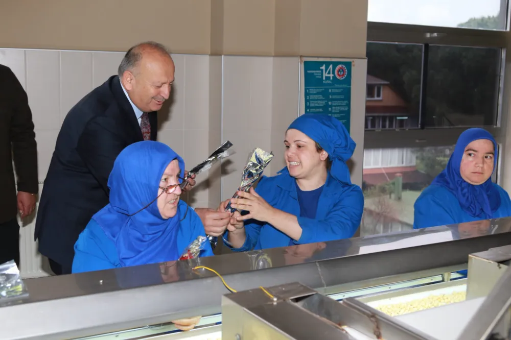 BAŞKAN TAVLI KADINLAR GÜNÜNÜ KUTLADI