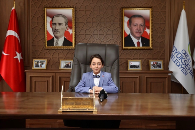 BAŞKAN GÜLER KOLTUĞUNU MİNİK DEPREMZEDE KAĞAN’A TESLİM ETTİ