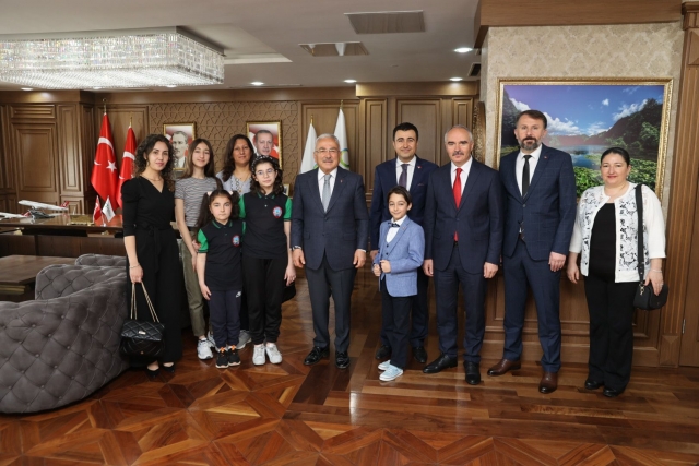 BAŞKAN GÜLER KOLTUĞUNU MİNİK DEPREMZEDE KAĞAN’A TESLİM ETTİ