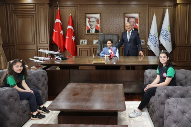 BAŞKAN GÜLER KOLTUĞUNU MİNİK DEPREMZEDE KAĞAN’A TESLİM ETTİ