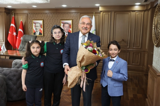 BAŞKAN GÜLER KOLTUĞUNU MİNİK DEPREMZEDE KAĞAN’A TESLİM ETTİ