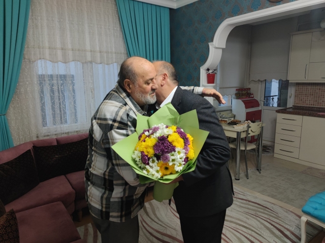 BAŞKAN TAVLI’DAN ÖĞRETMENLER GÜNÜ’NDE ANLAMLI ZİYARET