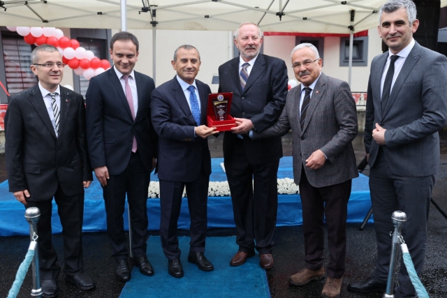 GÜLYALI İLÇEMİZDE HAYIRSEVER İŞ İNSANI TARAFINDAN YAPTIRILAN SAĞLIK HİZMETLERİ BİNASI AÇILDI