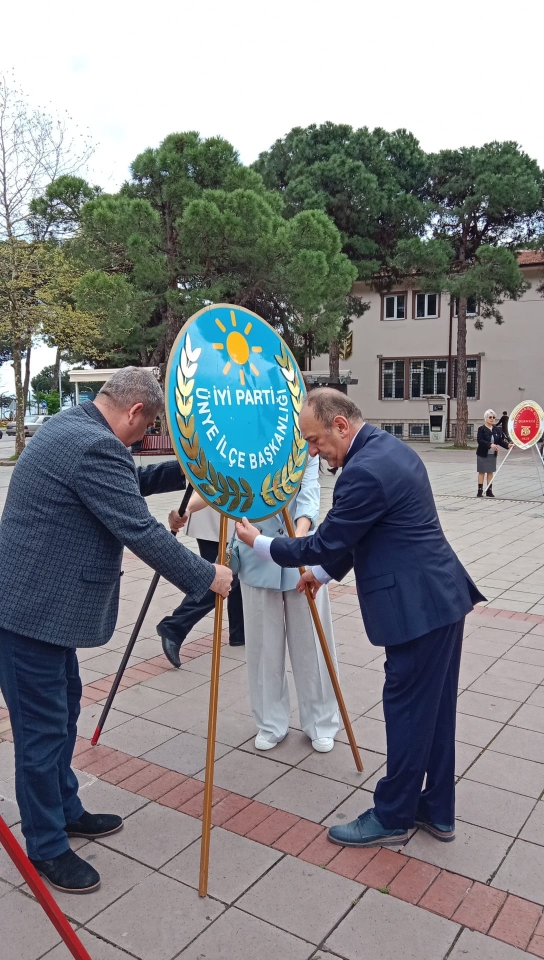 SİYASİ PARTİ VE DERNEKLER’DEN ATATÜRK ANITINA ÇELENK SUNUMU