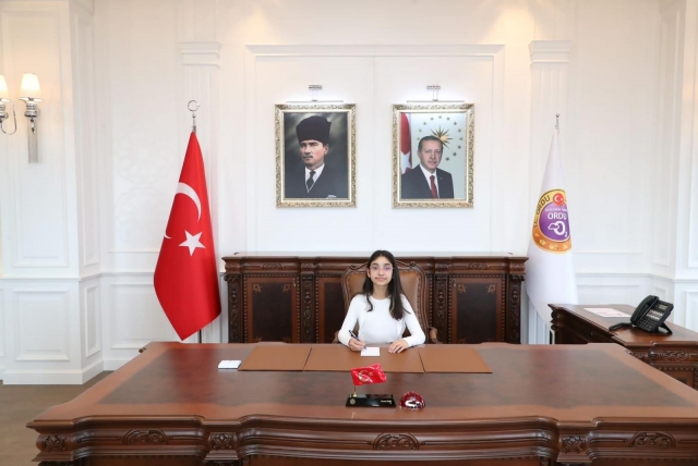 Vali Koltuğu Şehit Çocuklarına Emanet