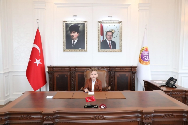 Vali Koltuğu Şehit Çocuklarına Emanet