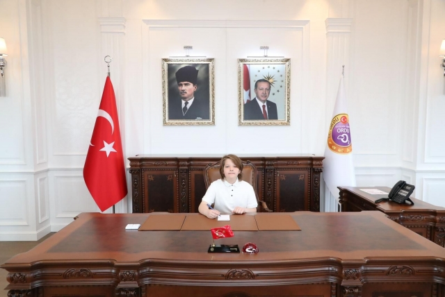 Vali Koltuğu Şehit Çocuklarına Emanet