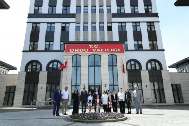 Vali Koltuğu Şehit Çocuklarına Emanet