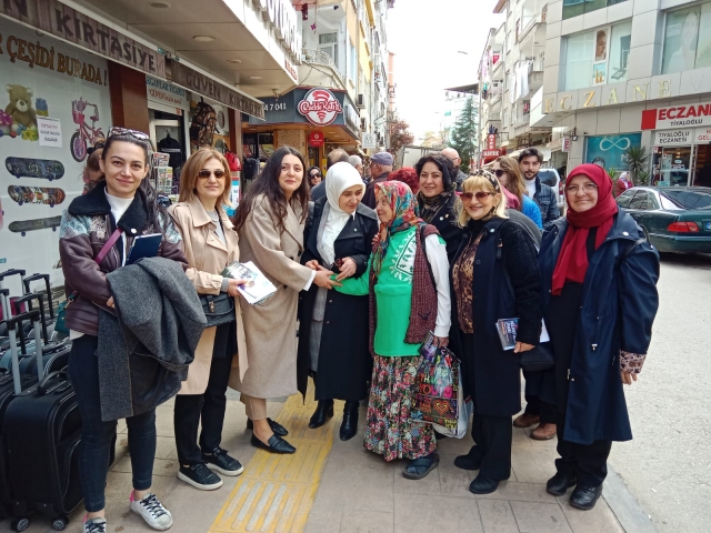 İYİ PARTİ'NİN KADIN VEKİLLERİ ÜNYE DE ESNAFLARIN GÖNÜLLERİNE GİRDİ