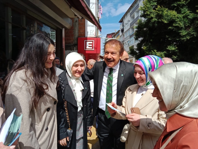 İYİ PARTİ'NİN KADIN VEKİLLERİ ÜNYE DE ESNAFLARIN GÖNÜLLERİNE GİRDİ