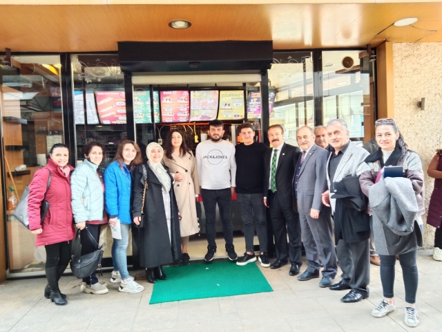 İYİ PARTİ'NİN KADIN VEKİLLERİ ÜNYE DE ESNAFLARIN GÖNÜLLERİNE GİRDİ