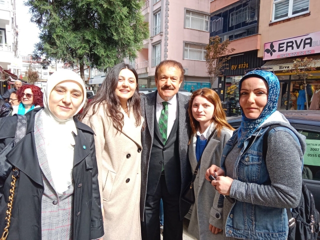 İYİ PARTİ'NİN KADIN VEKİLLERİ ÜNYE DE ESNAFLARIN GÖNÜLLERİNE GİRDİ