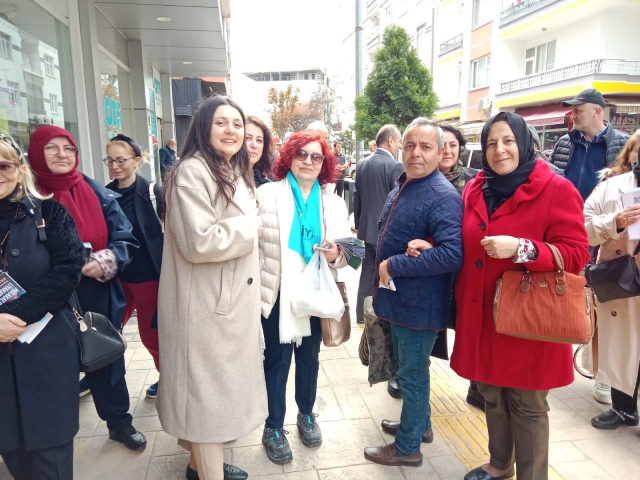 İYİ PARTİ'NİN KADIN VEKİLLERİ ÜNYE DE ESNAFLARIN GÖNÜLLERİNE GİRDİ