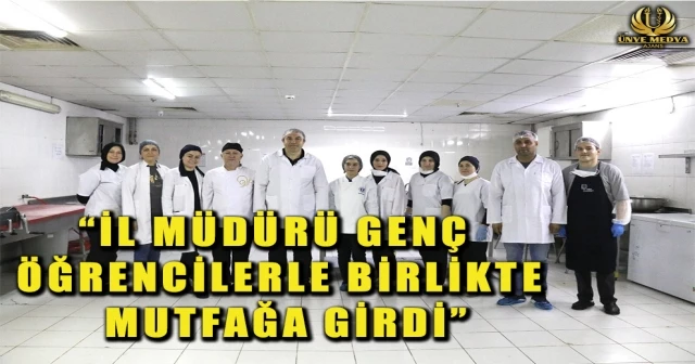 “İL MÜDÜRÜ GENÇ ÖĞRENCİLERLE BİRLİKTE MUTFAĞA GİRDİ”